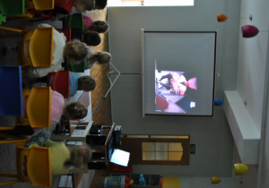 Dzieci oglądają nagranie przedstawienia teatralnego "Ile żab waży księżyc?". Ujęcie 2
